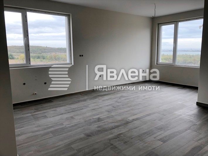 Тристаен апартамент с голяма всекидневна до ключ!