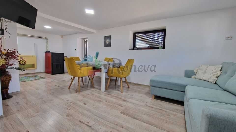 Малко имение с басейн в близост до язовир! Две паркоместа!