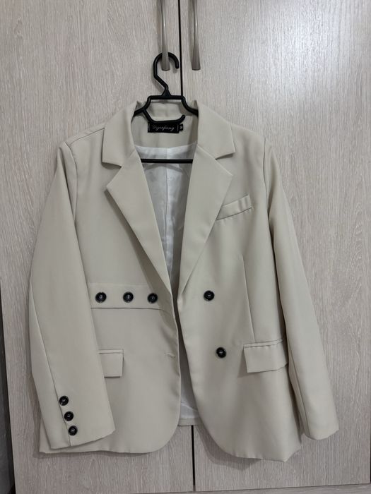 Продам пиджак (бежевый)