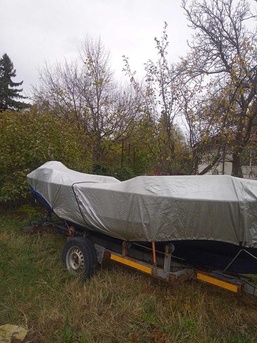 лодка с колесар за риболов