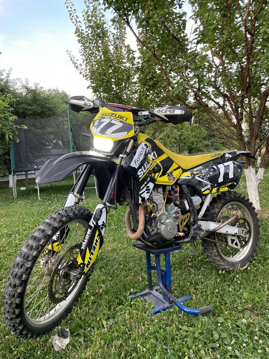vand suzuki drz 400sm. schimb cu auto. de preferat duster 4*4