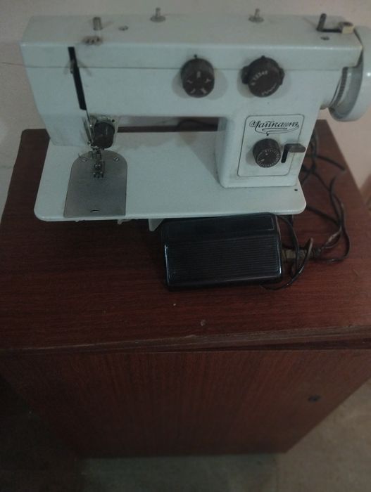 швейная машина с тумбой (чайка 143)