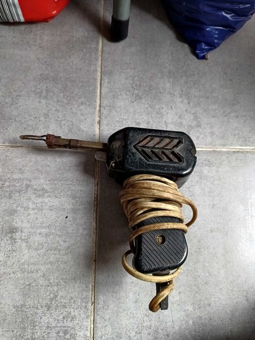 Pistol de lipit românesc