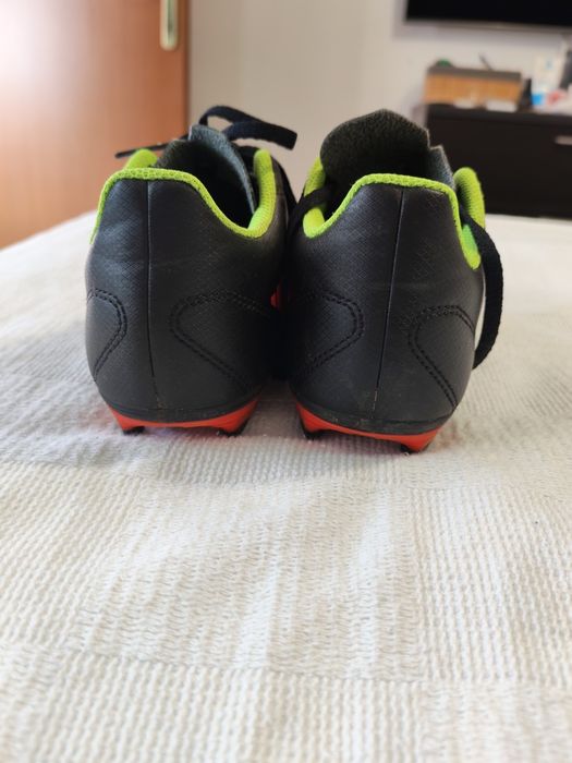 Ghete fotbal adidas, iarba