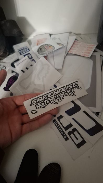 Vand stickere. Orice fel de stickere, pot sa le customizez