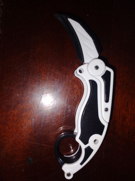 Carambit de plastic aproape nou
