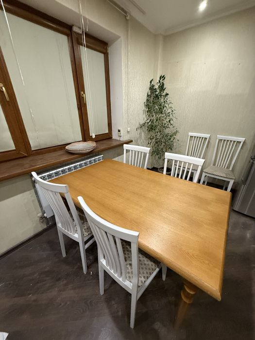 Обеденный стол из натурального дерева