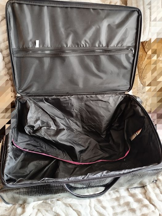 Большой, объемный чемодан