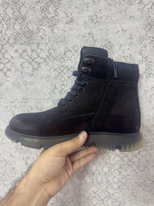 Нубуковый ботинка с видом кроссовки