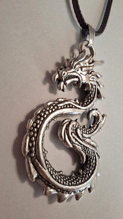 Pandantiv stil biker ori cu dragon.