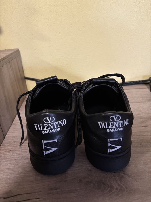 Продавам обувки Valentino Garavani – VLTN