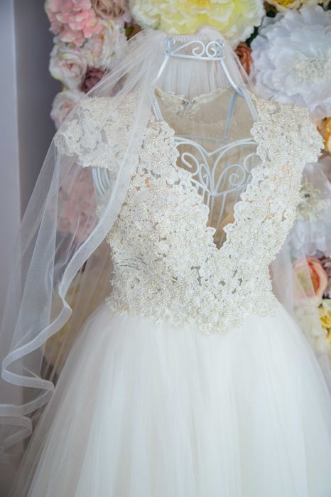 Rochie de mireasa, voal si crinolina incluse