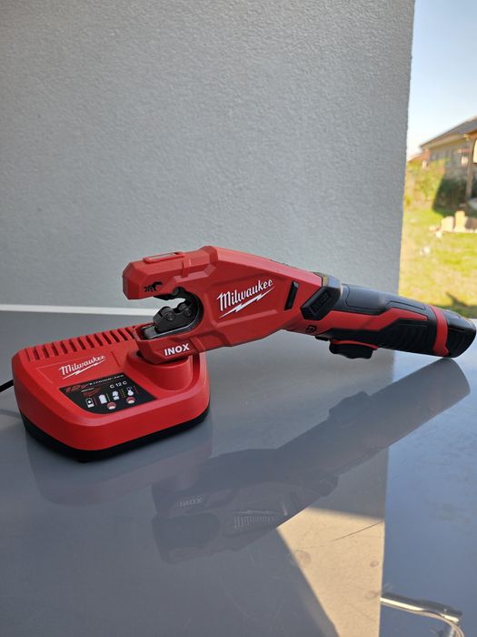 Mașină de tăiat țevi CUPRU INOX Milwaukee M12 PCSS