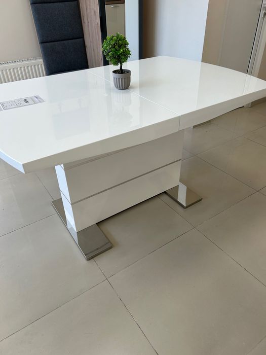 Продавам трапезна маса