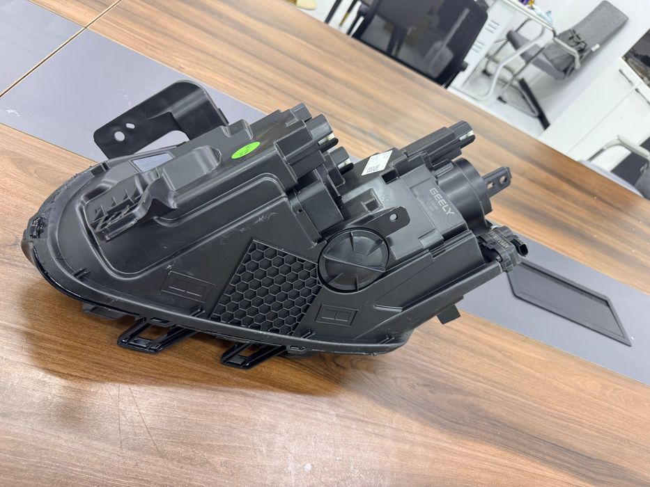 Geely Coolray фара правая