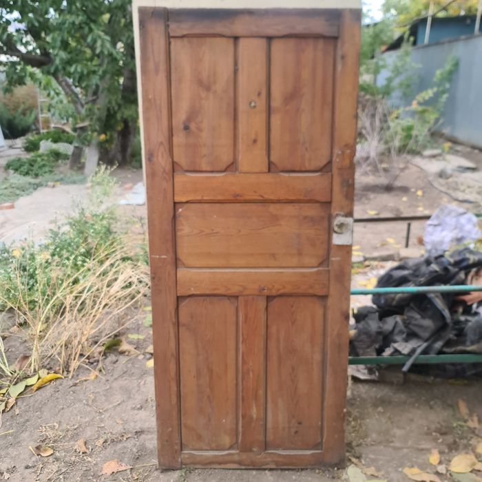 Продам двери деревянные.