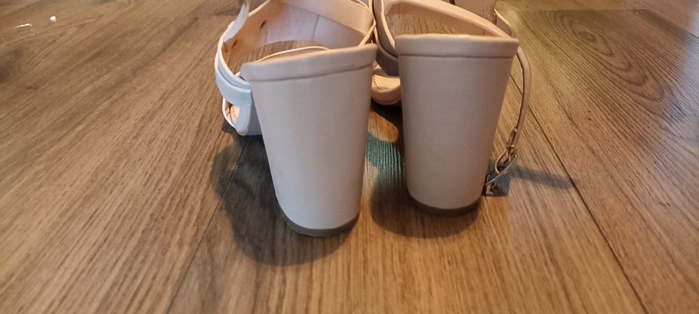 Sandale bej de vara cu toc patrat