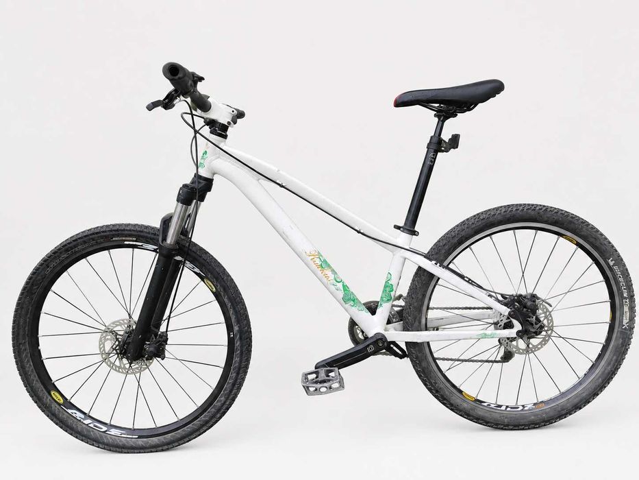 Bicicletă MTB 26” – echipare Shimano, furcă Suntour XCR, frâne pe disc