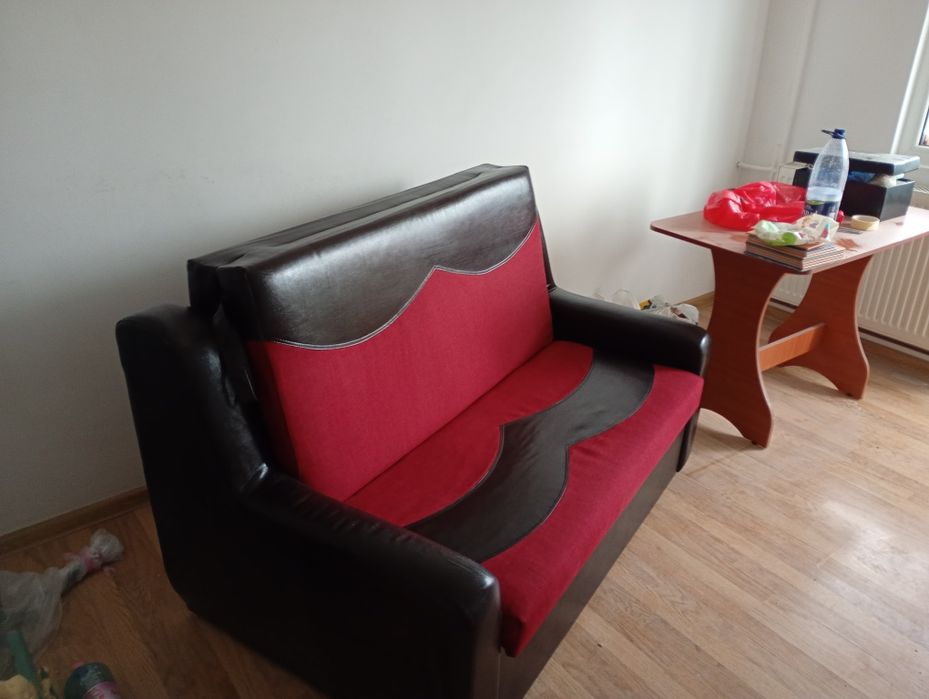 Vând canapea în stare bună !