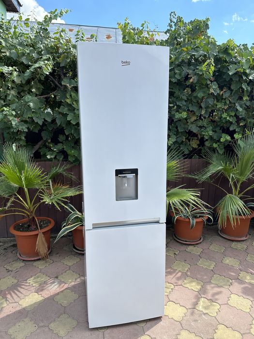 Vând frigider beko 2 metri