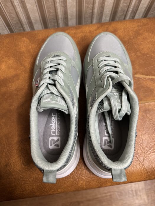 Продам кроссовки