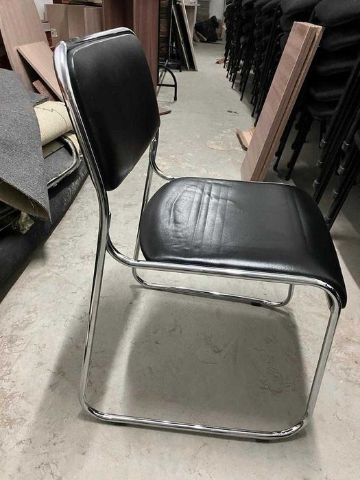 Стулья офисные в металлическом каркасе