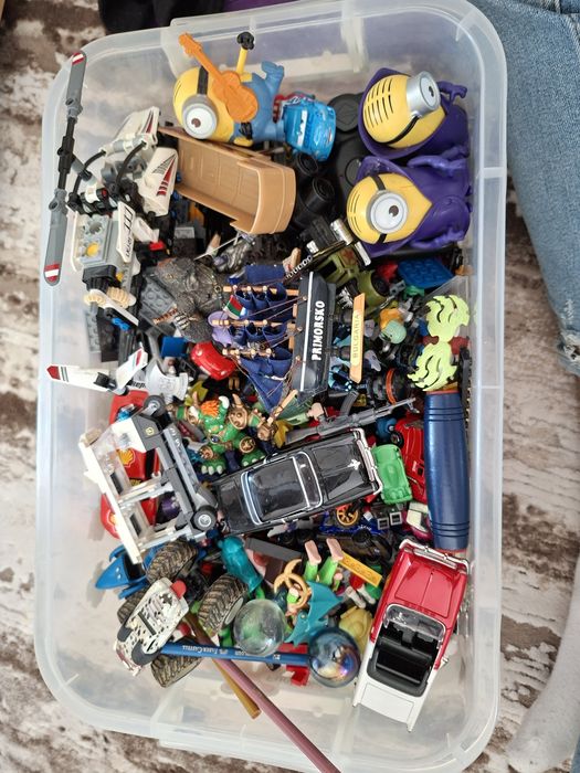 Кутия с детски играчки