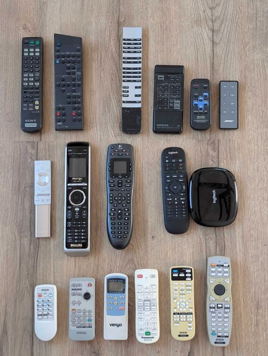 Vând mai multe telecomenzi: Bang & Olufsen, Sony, NAD, Logitech, Onkyo, Sharp