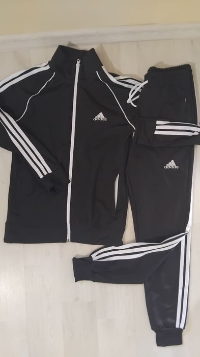 Trening  Adidas pentru femei.