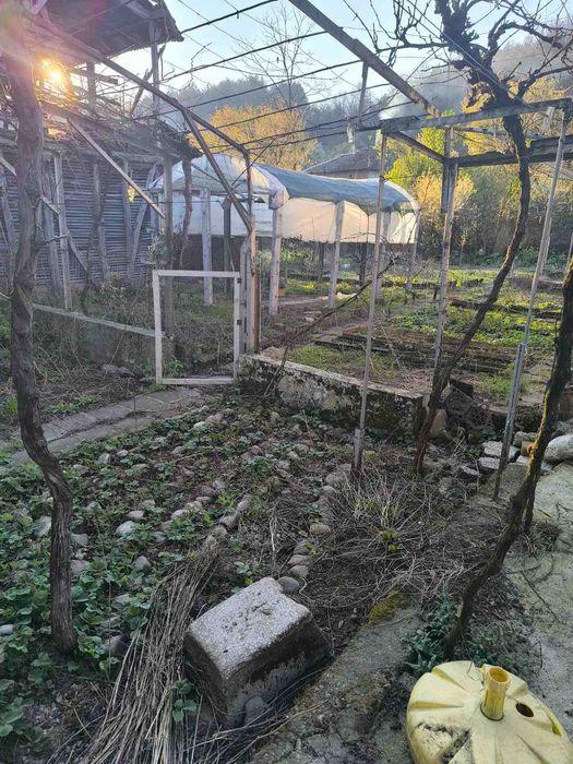 Продавам просторна къща с голям двор - гр. Димово