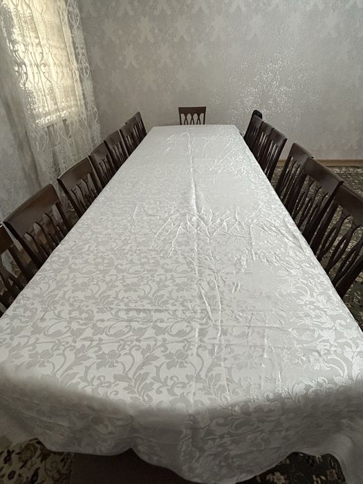 Раздвижной стол с скатертью