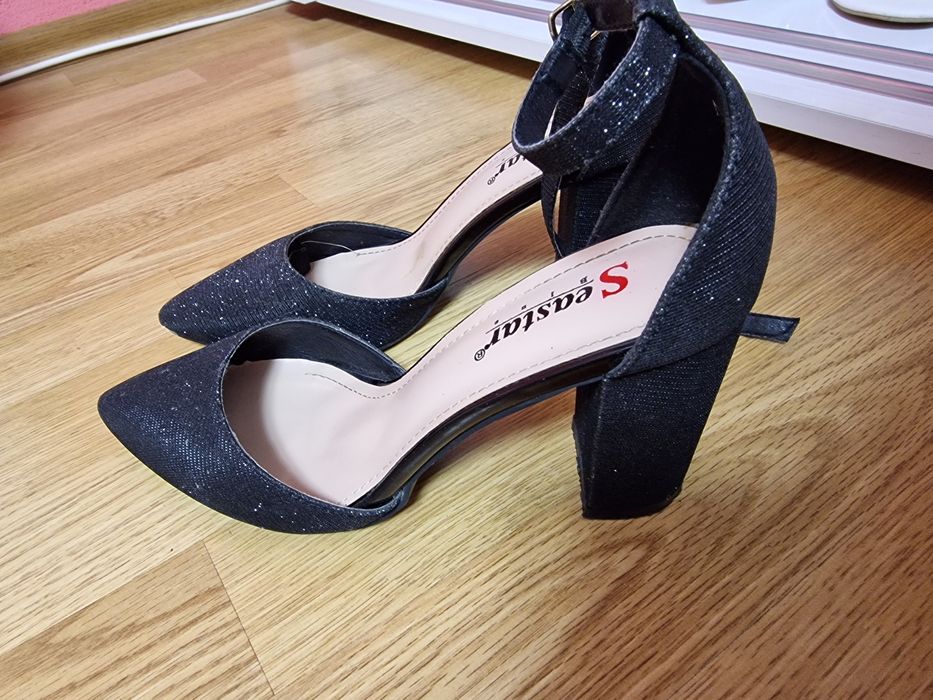 Черни блестящи токчета