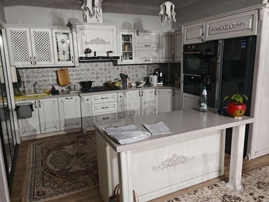 Продаётся дом в хорошо районе, 10 соток земли, 9 комнат