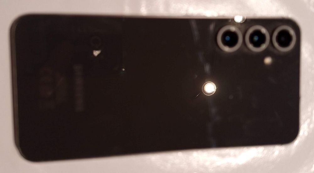 Продавам Samsung Galaxy S23 FE