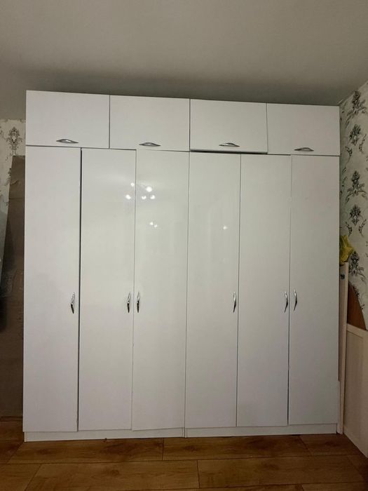 Шкаф длинный, состоит из трёх частей