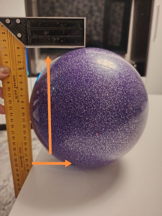 Обруч и мяч для гимнастики.