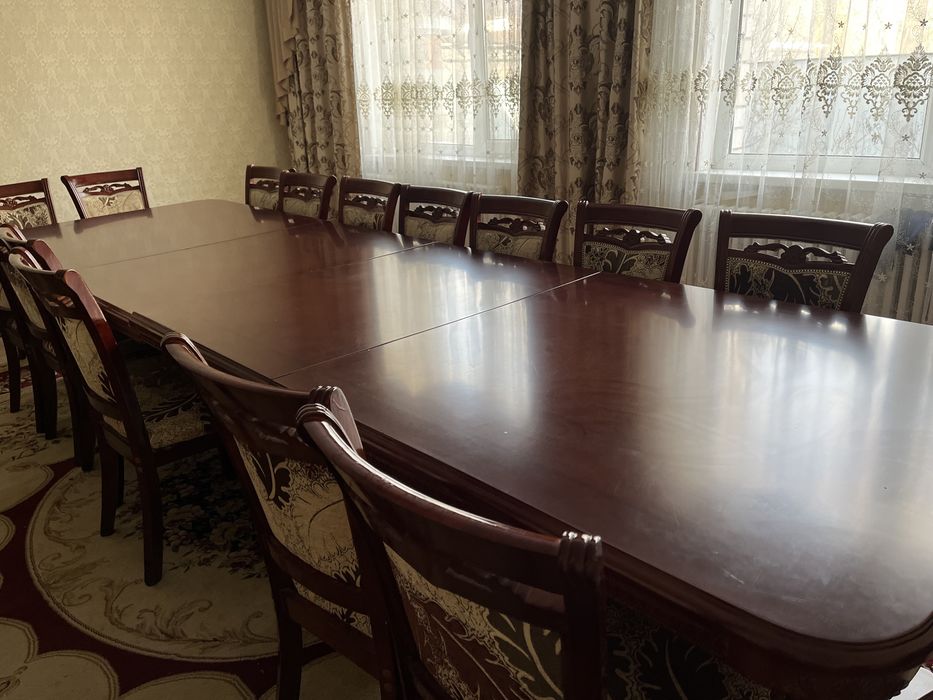 Стол со стулями и шкаф