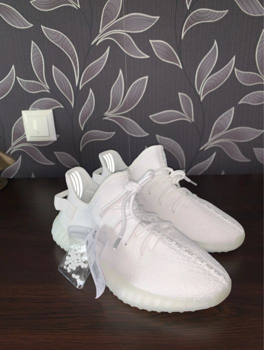 Yeezy 350 noi cu eticheta