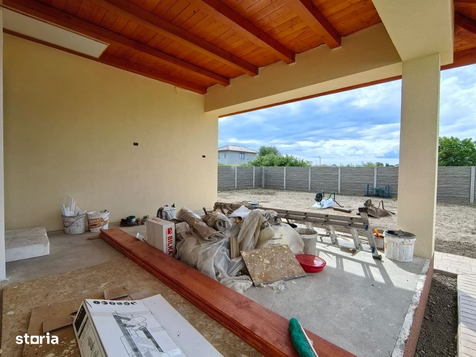 Casă nouă cu 3 camere,2 bai și curte privată imprejmuita si amenajata.