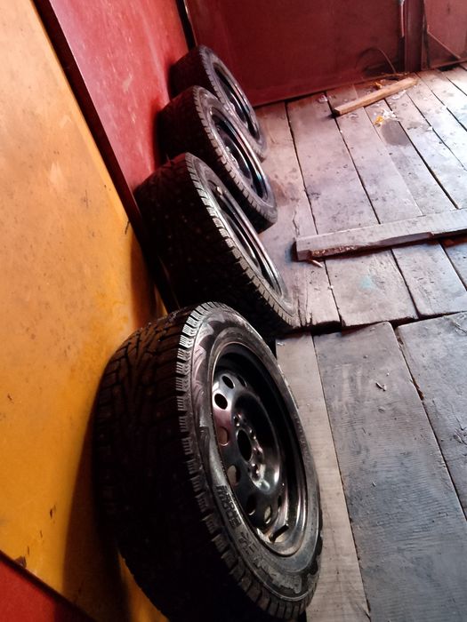 Продам на Фольксваген Б4 дверь и крыло