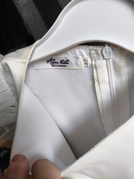 продам платье нарядное для девочки