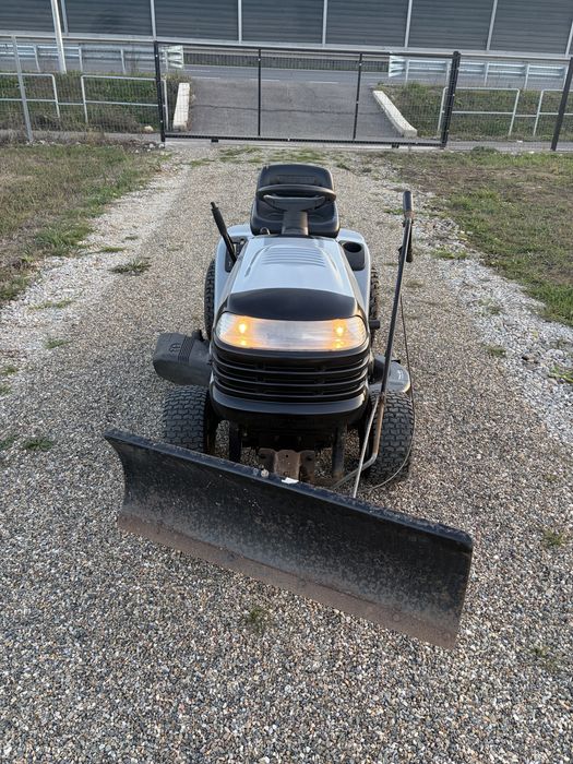 Tractoras Tuns iarba
