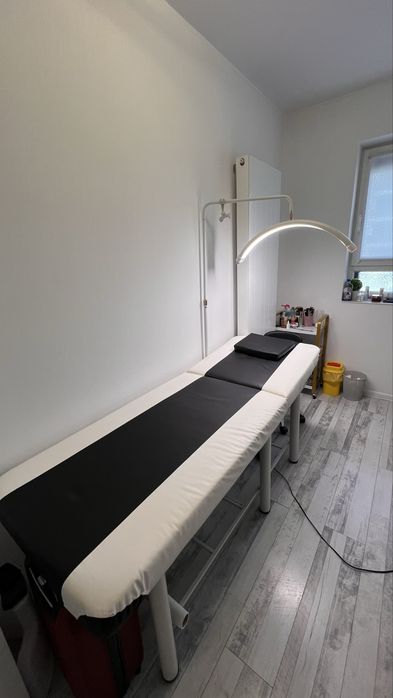 Pat cosmetica si lampa semiluna