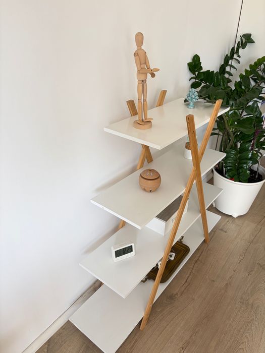 Etajeră / corp de mobilier cu rafturi albe și structură din lemn
