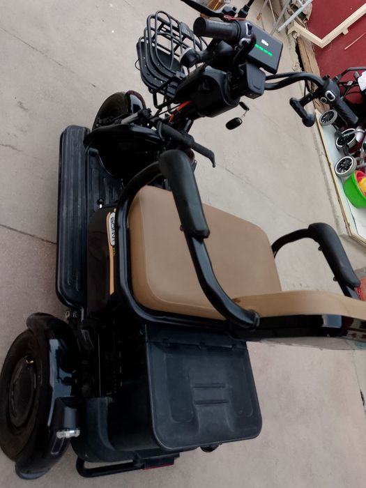 Uch g'ildirakli skuter sotiladi