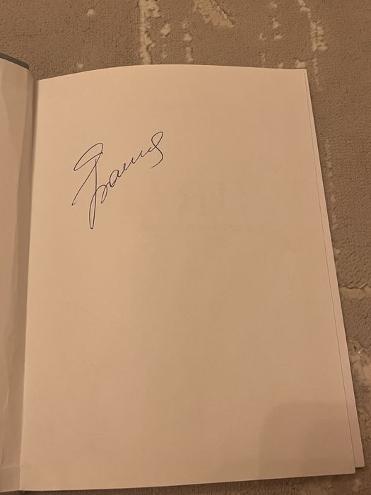 Книга Баян Мақсатқызы с ее автографом