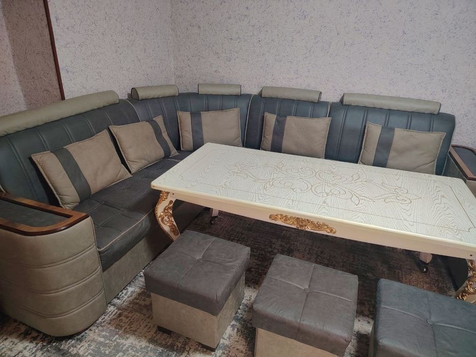 Katta oshxona mebel to'plami / Divan, stol va 4 ta pufik