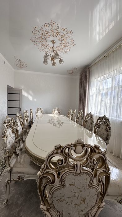 Стол и стулья для гостиной