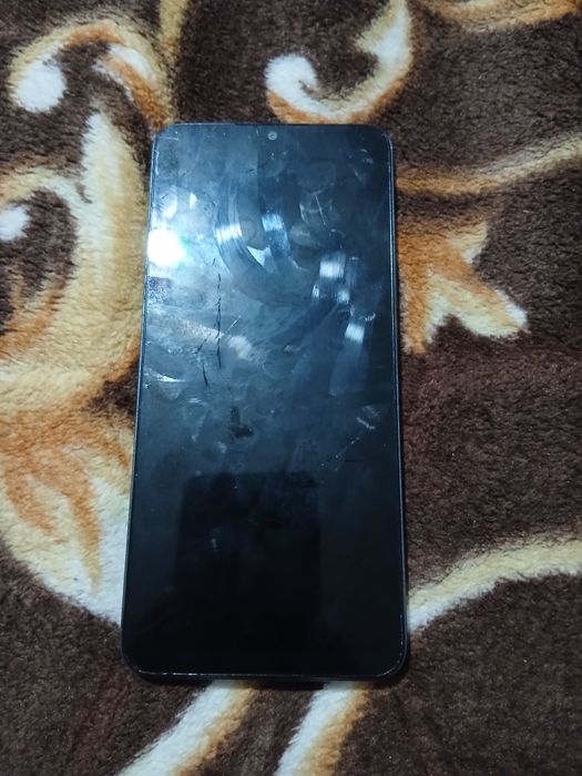 Redmi 13 c pret bun  ecran spart telefonul merge bine accept si schimb