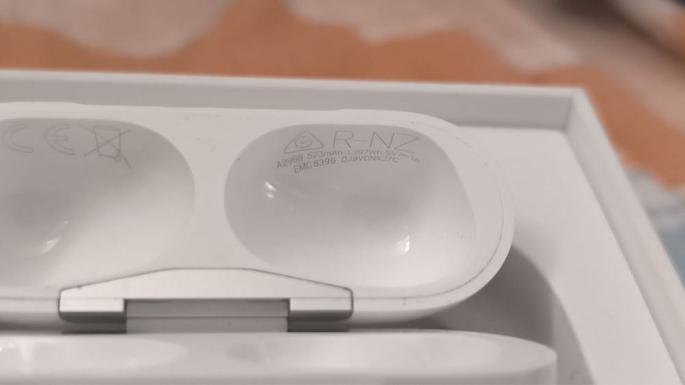 Продам оригинал кейс airpods pro 2